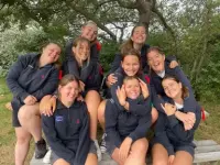 zeilen van andere boten op de voorgrond