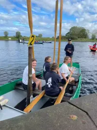 een bak staat op het punt te gaan roeien bij de roeiwedstrijden